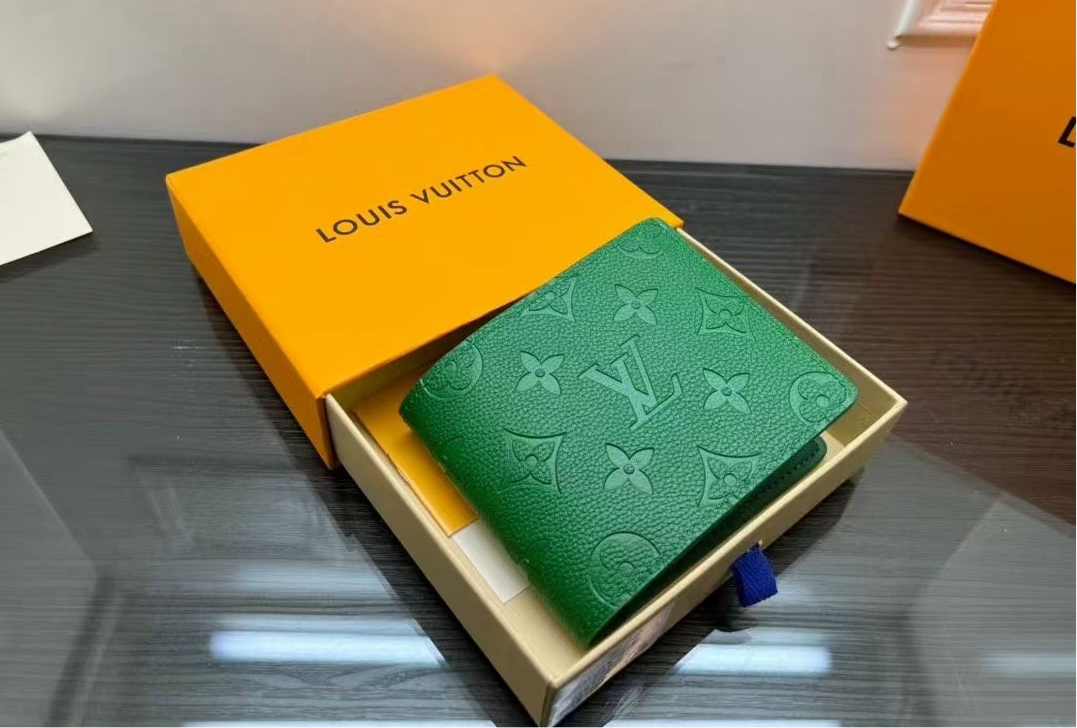 Wallet Louis Vuitton for men color green