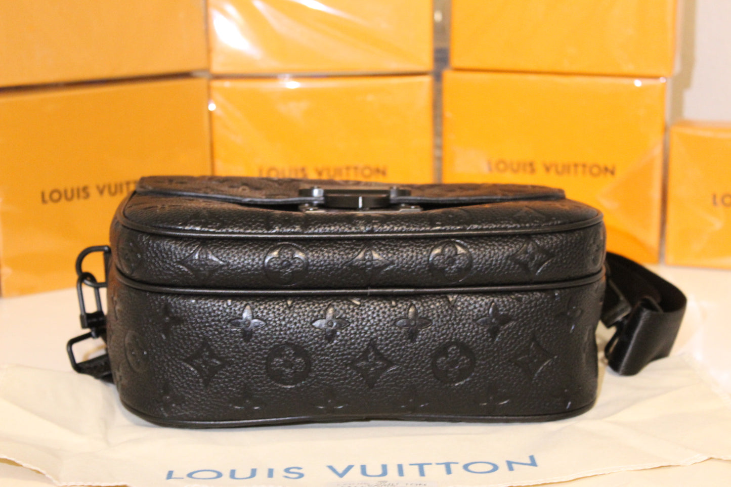 Louis Vuitton Messenger Bags Magnetic Bags & Handbags for Women