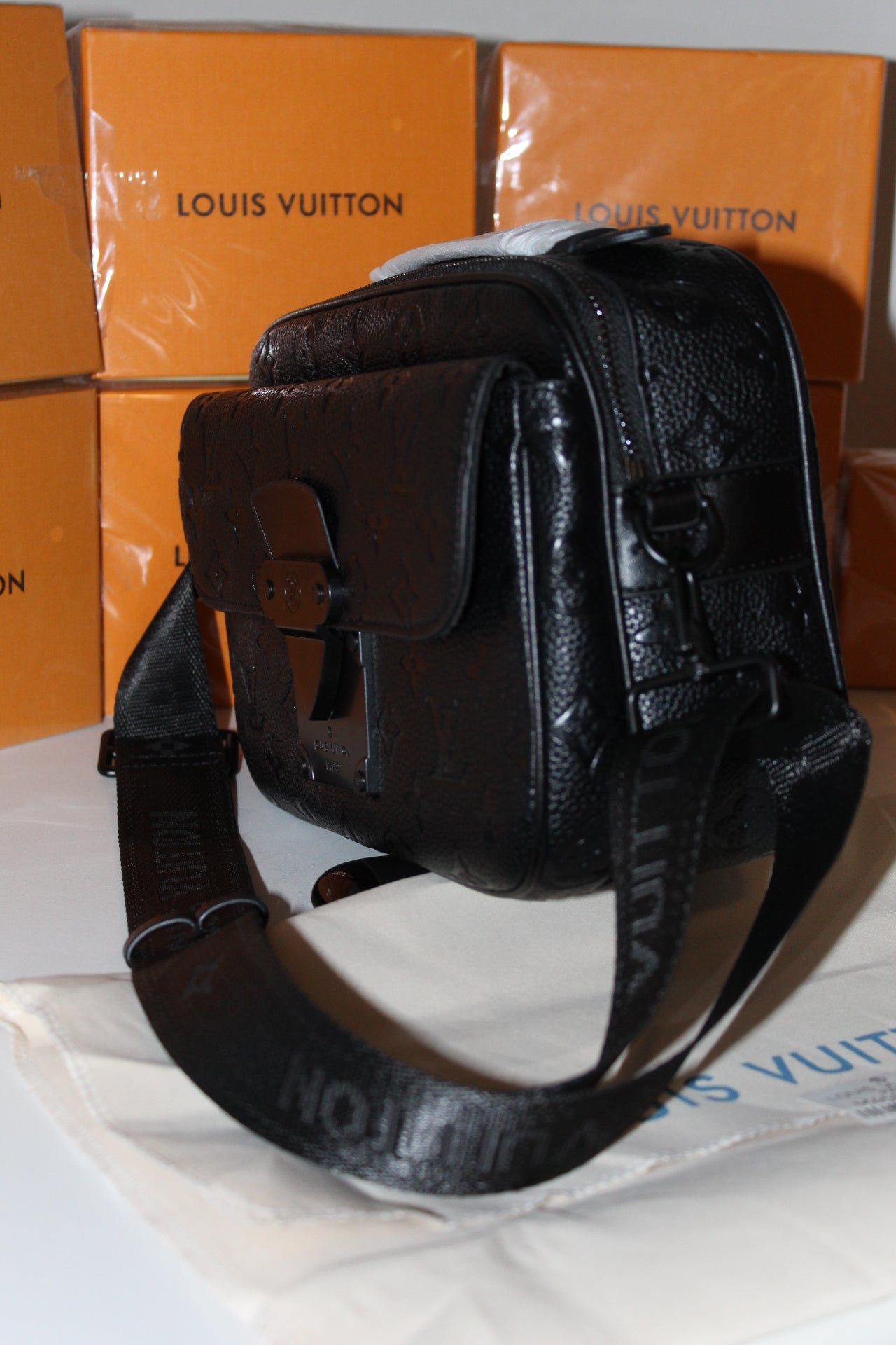 Louis Vuitton Messenger Bags Magnetic Bags & Handbags for Women