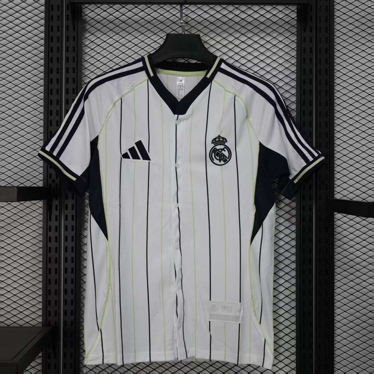 Real Madrid jersey fusionado con un diseño auténtico de MLB Size L