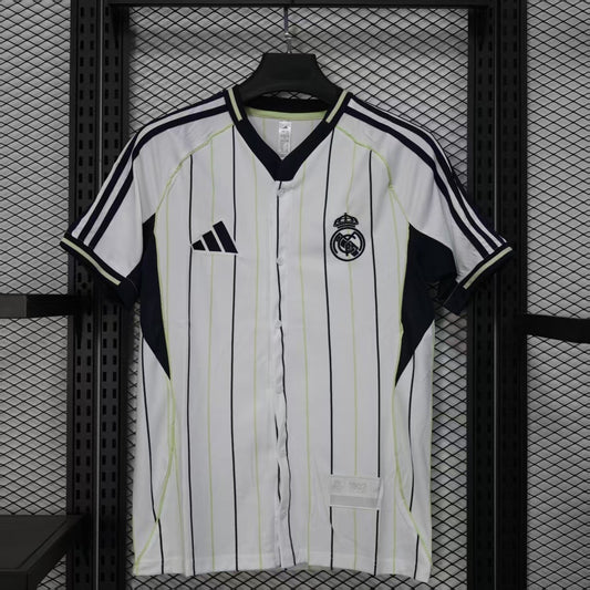 Real Madrid jersey fusionado con un diseño auténtico de MLB Size L