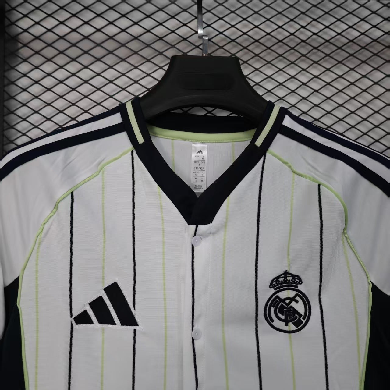 Real Madrid jersey fusionado con un diseño auténtico de MLB Size L