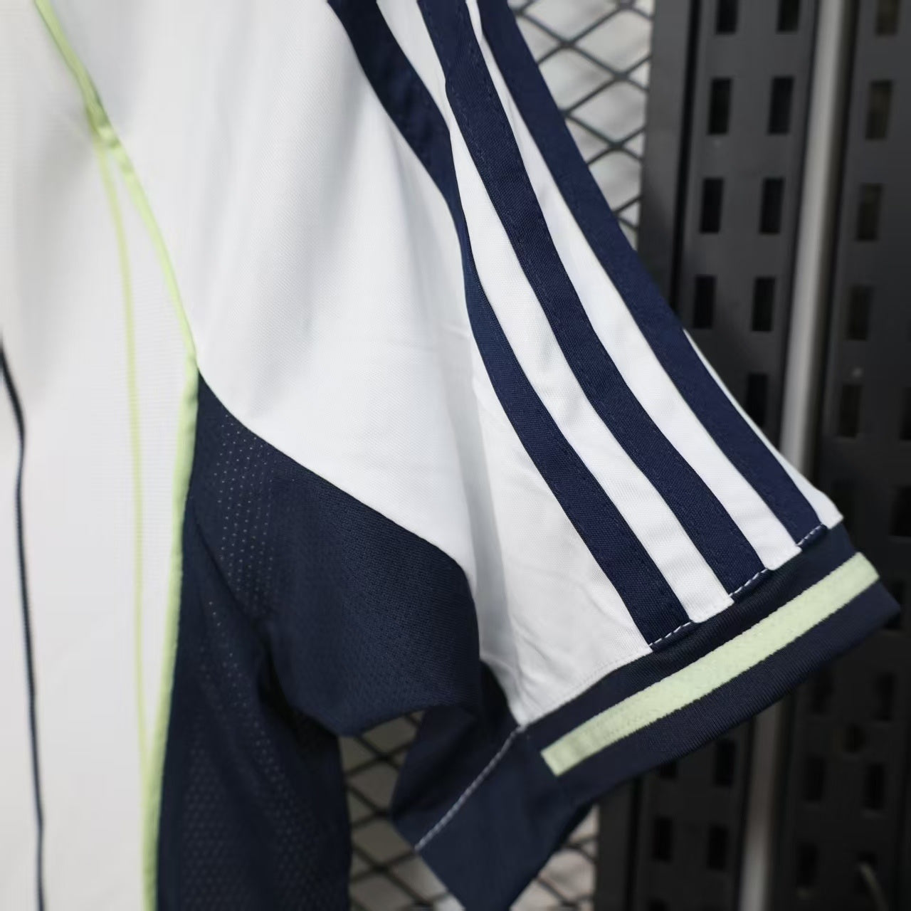 Real Madrid jersey fusionado con un diseño auténtico de MLB Size L