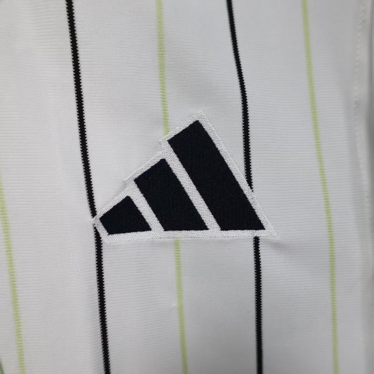 Real Madrid jersey fusionado con un diseño auténtico de MLB Size L