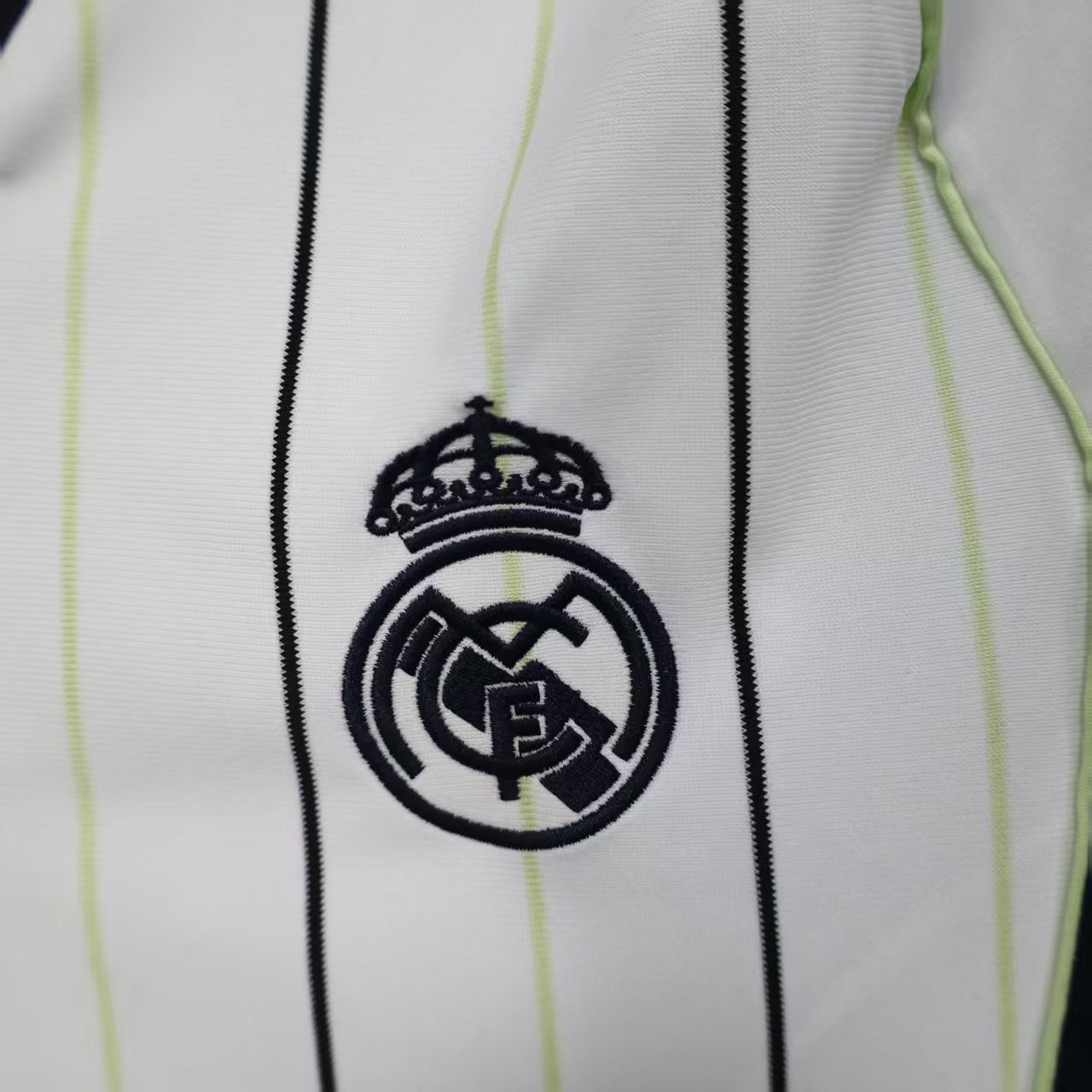 Real Madrid jersey fusionado con un diseño auténtico de MLB Size L