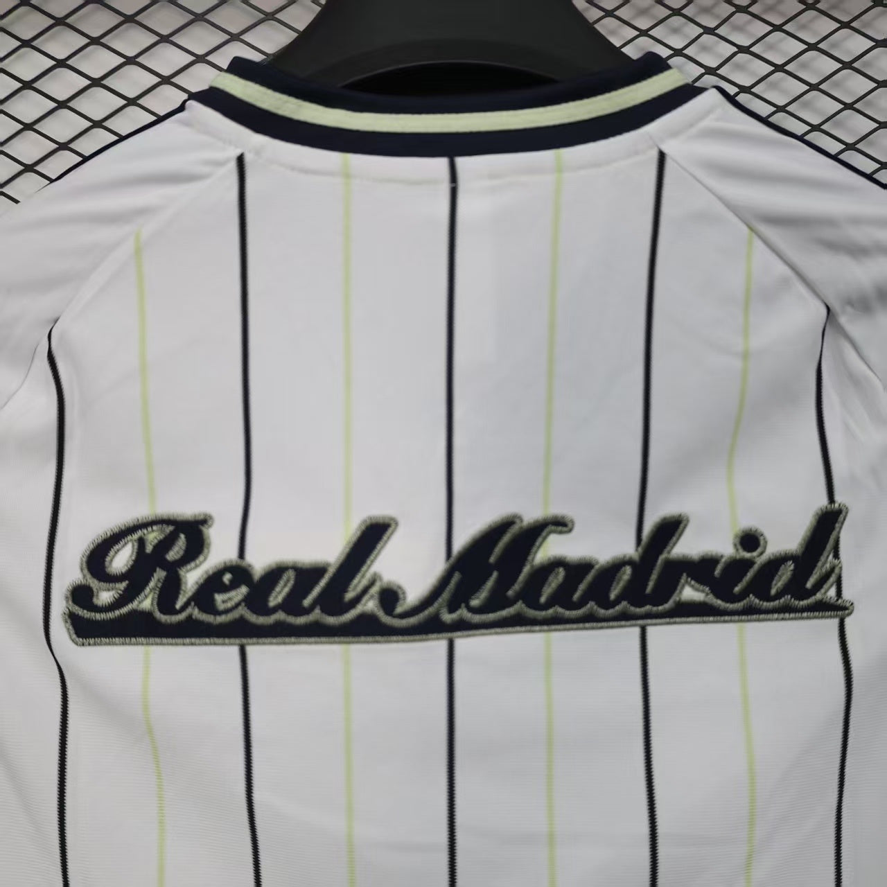 Real Madrid jersey fusionado con un diseño auténtico de MLB Size L