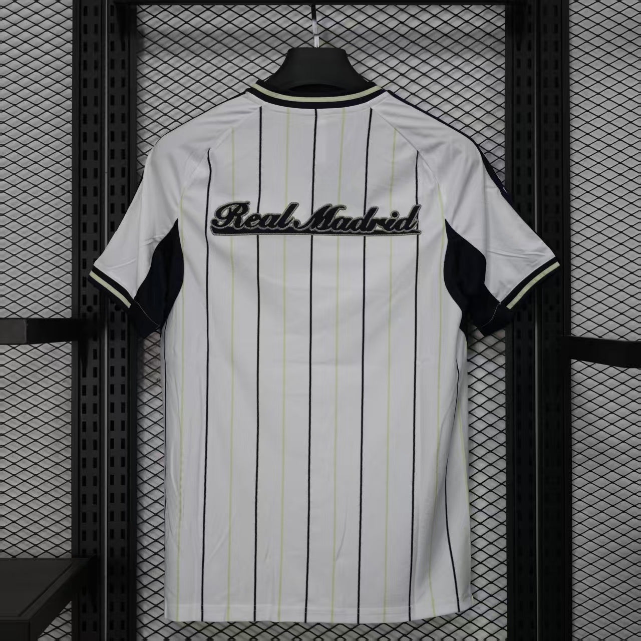 Real Madrid jersey fusionado con un diseño auténtico de MLB Size L
