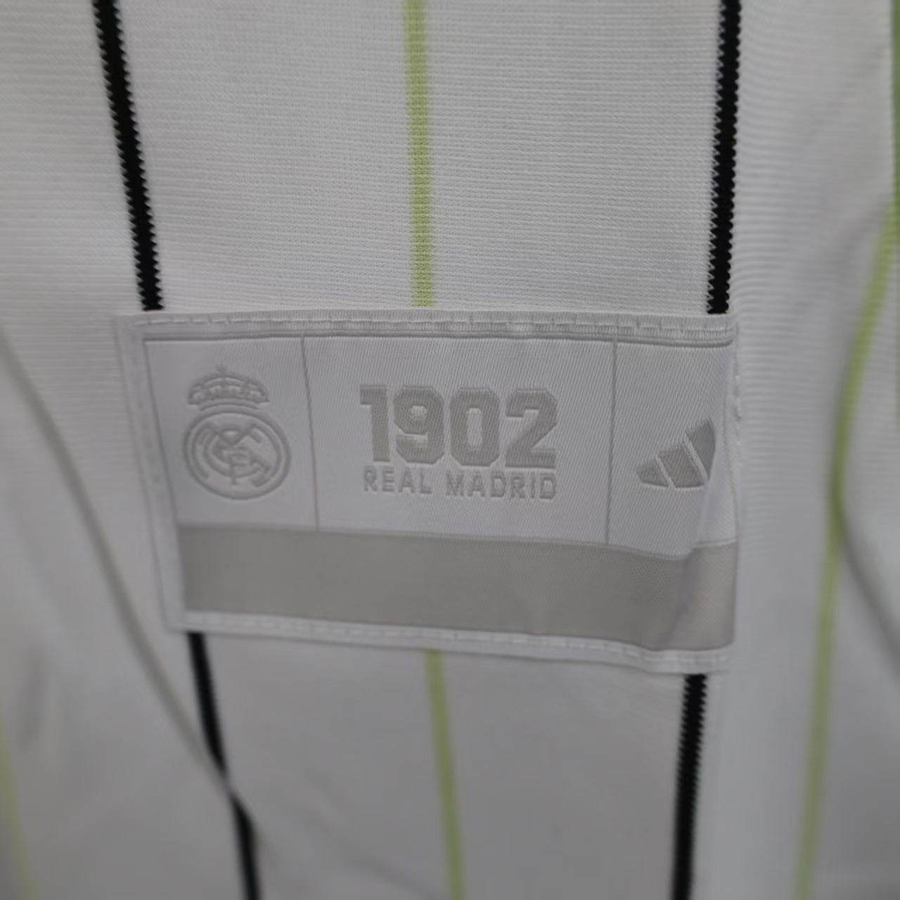 Real Madrid jersey fusionado con un diseño auténtico de MLB Size L