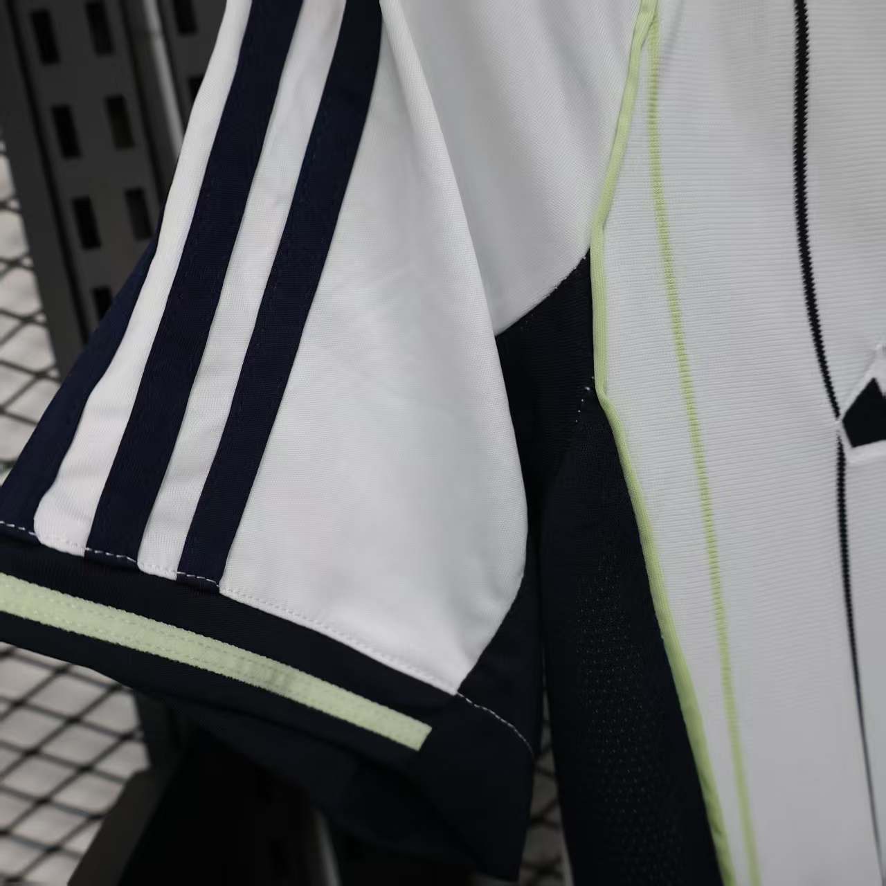 Real Madrid jersey fusionado con un diseño auténtico de MLB Size L